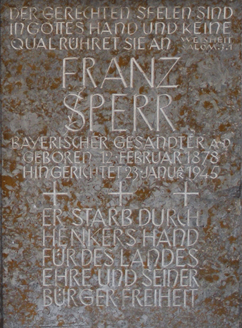 Tafeln zur Erinnerung an die vier Widerstandskämpfer mit den Lebensdaten und individuellen Inschriften, hier Franz Sperr © dietlind pedarnig (2007)