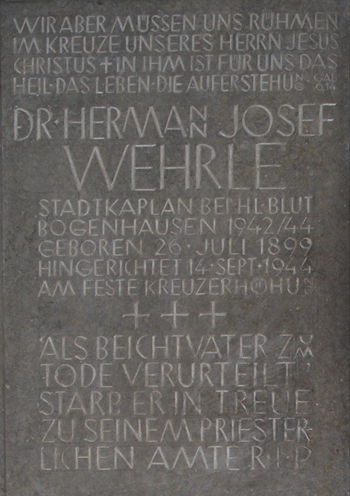 Tafeln zur Erinnerung an die vier Widerstandskämpfer mit den Lebensdaten und individuellen Inschriften, hier Dr. Hermann Josef Wehrle © dietlind pedarnig (2007)