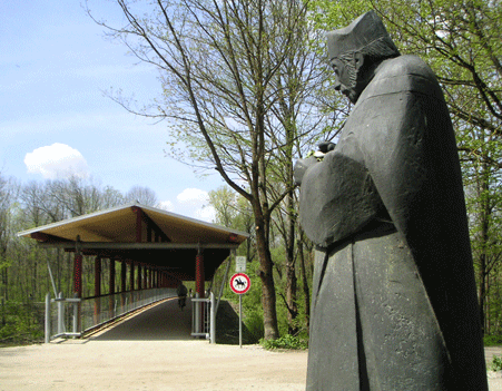 Die Emmeramsstatue von Nida-Rümelin im Jahr 2008 vor der neuen St.-Emmeram-Brücke, Foto: hpt © Verein für Stadtteilkultur im Münchner Nordosten e.V. (2008)
