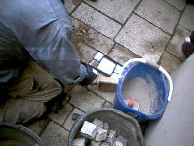 Gunter Demnig verlegt den ersten "Stolperstein" in München seit dem Verbot durch die Stadt im Juni 2004 - auf Privatgrund.