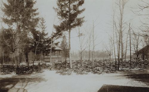 Blick über den leeren Wirtsgarten der »Restauration Herzogpark«, 1910. Links der Tanzpavillon, rechts Gaststättengebäude. Fotografie Sammlung Valentin. Quelle: Stadtarchiv München, Sign. DE-1992-FS-NL-KV-0800. URL: http://stadtarchiv.muenchen.de/scopeQuery/detail.aspx?ID=409712