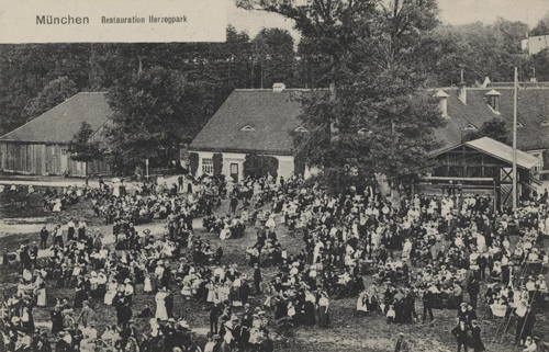 Der übervolle Gastgarten der »Restauration Herzogpark« im Kriegsjahr 1916. Historische Ansichtskarte privat