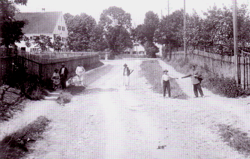 Die noch ungepflasterte Johanneskirchner Straße um 1900, links hinten das Gasthaus »Wagner«, rechts davon die alte Schustersölde © privat