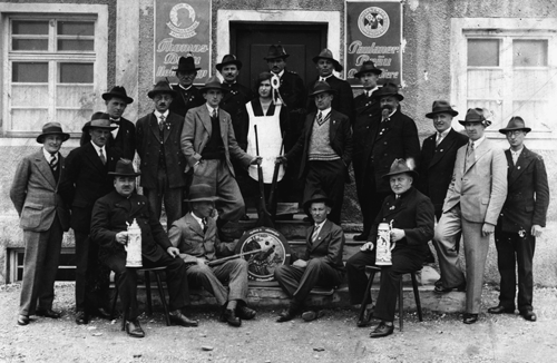 Der Daglfinger Schützenverein vor dem »Bartl«, um 1930.