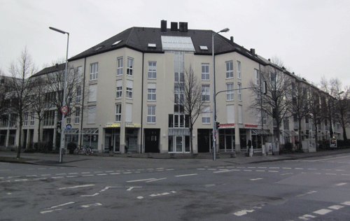 An der Stelle des "Pflegerhofs" steht heute ein großer Wohnkomplex und dominiert die Kreuzung Ostpreußenstraße / Denninger Straße. © dietlind pedarnig, 2013