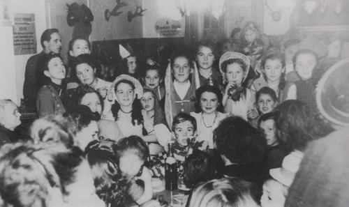 Fasching im "Denninger Hof", Anfang der 1950-Jahre; Buchscan aus "Dörfer auf dem Ziegelland", herausgegeben von Willibald Karl, München 2002, S.164.