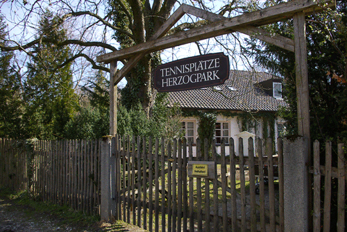 Eingangsbereich Flemingstraße 16; hpt © Verein für Stadtteilkultur im Münchner Nordosten e.V. (2008)