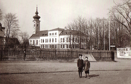 Blick von der Möhlstraße auf die Nordseite der Gaststätte "Neuberghausen" und die Kirche St. Georg um 1902/ 1903. Im Jahr 1912 musste das Gebäude der Lauer-Villa weichen. Links am Bildrand gerade noch zu sehen der Renaissance-Giebel des Atelierhäuschens für den Maler Karl von Wulffen, Möhlstraße 43. Die spätere "Schuster-Villa" (Leonhard Romeis, 1903) am Eckgrundstück Möhl- / Neuberghauser Straße, steht noch nicht. Quelle: Buchscan aus: "Links und rechts der Isar. Bilder aus dem groß- und kleinbürgerlichen München 1895 - 1935", hrsg. von Richard Bauer, München 1991.