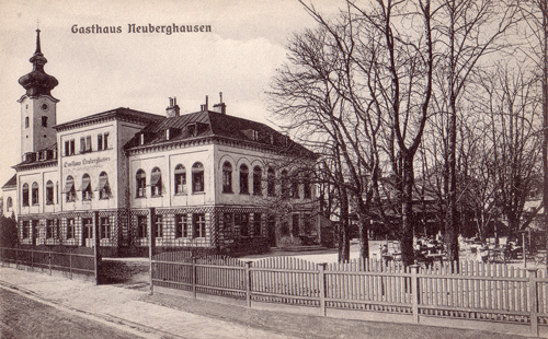 "Gasthaus Neuberghausen", historische Ansichtskarte, ungelaufen, ca. Jahrhundertwende. Links St. Georg, rechts im Bild der große Biergarten. © privat