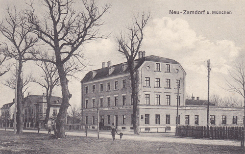 Gasthaus »Neu-Zamdorf«. Hackerbräu-Ausschank: Schriftzug auf der Gaststätte, abgebildet auf einer Ansichtskarte aus dem Jahr 1919 © privat.