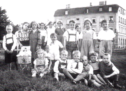 Zamdorfer Kinder im Alter zwischen drei und fünfzehn Jahren vor dem Gasthof "Neu-Zamdorf", 1935. © Verein für Stadtteilkultur im Münchner Nordosten e.V.