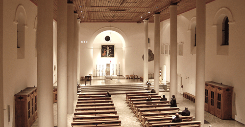 Innenraum Heilig Blut: Blick von der Empore auf den Hauptaltar nach der Renovierung 2009 bis 2010; auch ein Lichtkonzept wurde im Kirchenraum umgesetzt© pongratz