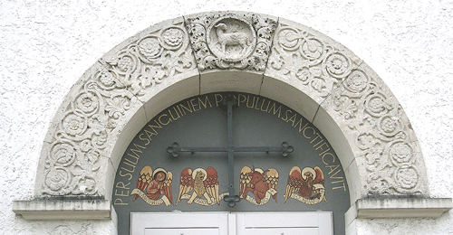 Tympanon mit Ornament (Lamm Gottes) an der Westseite der Bildhauer Heinrich Düll und Georg Petzold © pongratz