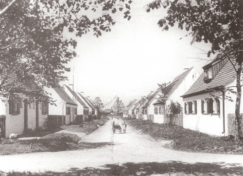 Blick in die Leutweinstraße um 1935. Am Ende der Straße ist das 1953 abgerissene Kirchlein St. Georg (Schutzengelkapelle) zu sehen. Quelle: Stadtarchiv München