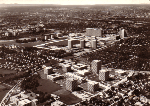 Der Arabellapark an der Englschalkinger Straße (Bildmitte)  in den 1970er-Jahren, noch ohne Hypo-Hochhaus und Rosenkavalierplatz. Da wo heute das  Bogenhause Krankenhaus und das Cosimabad stehen, war eine große Schrebergartenfläche angelegt.