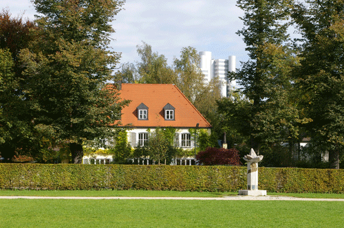 Park Böhmerwaldplatz mit Hypo-Hochhaus im Hintergrund und Adalbert-Stifter-Denkmal im Vordergrund. hpt © Verein für Stadtteilkultur im Münchner Nordosten e.V., 2007