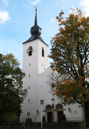 Nordansicht Dreieinigkeitskirche mit Hauptportal an der Wehrlestraße, 2017.