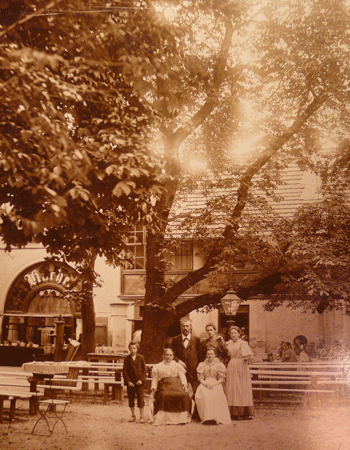 Lorenz und Anna Betz mit ihren Kindern im Biergarten ihrer Wirtschaft © Dr. Gerhard Selmayr