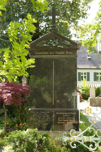 Betz'sches Familiengrab am Bogenhauser Friedhof von St. Georg. hpt© verein für Stadtteilkultur im Münchner Nordosten e.V., 2020