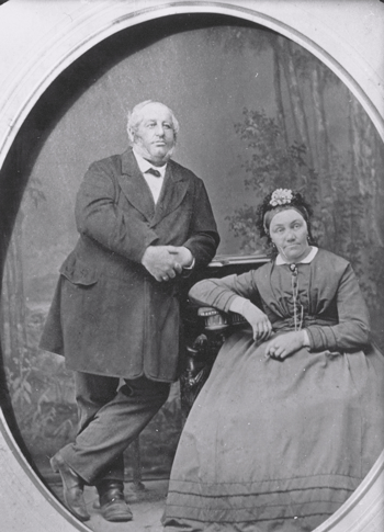 Joachim und Maria Betz, geb. Grünwald © Dr. Gerhard Selmayr. Joachim Betz war ein leidenschaftlicher Krippenfigurensammler. Alljährlich stellte er seine Barockkrippe in einem Nebengebäude der »Betz'schen Gastwirtschaft« ab der Adventszeit aus. Nach seinem Tod ruhte der Krippenschatz lange Jahre vergessen im Speicher der Händelstraße 1