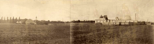 Die Königliche Sternwarte auf dem freien Feld vor Bogenhausen, links die Kirche St. Georg, Fotografie 1884, © Stadtarchiv München, Sign. DE-1992-FS-NL-KV-0746