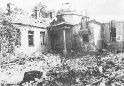 Die Sternwarte Bogenhausen nach den Luftangriffen vom 11. und 13. Juli 1944 (Blick von Nordwesten). Der Wiederaufbau wurde 1946 begonnen und war 1954 abgeschlossen.