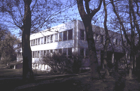 Das Hauptgebäude der alten Sternwarte wurde im Mai 1964 abgerissen und in zweijähriger Bauzeit das neue, modernen Anforderungen genügende Institutsgebäude errichtet. Der Einzug fand am 10.10.1966 statt.