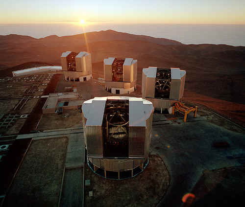 Die vier Teleskope des VLT auf dem 2365 m hohen Cerro Paranal in der chilenischen Atacama-Wüste. Die Universitäts-Sternwarte war maßgeblich am Bau von Instrumenten für diese Teleskope beteiligt.