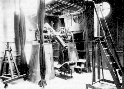 Der Repsold'sche Meridiankreis. Er wurde 1891 im Meridiansaal aufgestellt und war jahrzehntelang das Hauptinstrument der Sternwarte. Die Aufnahme entstand um 1900. Quelle: Universitätssternwarte Bogenhausen