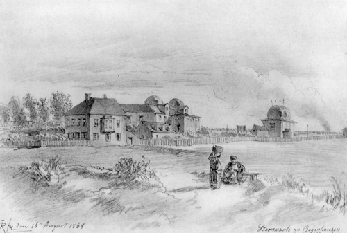 "Die Sternwarte in Bogenhausen". Bleistiftzeichnung von Josef Resch, 1868. Sammlung Proebst. Das villenartige Gebäude links stand an der Sternwartstraße etwa in der Mitte zwischen Ismaningerstraße und dem heutigen Galileiplatz. Dies zeigt, dass schon lange vor der Jahrhundertwende 1900, als der wachsende Stadtteil Bogenhausen die Sternwarte fest eingeschlossen hatte, das Dorf Bogenhausen sich auch schon allmählich Richtung Stenwarte ausdehnte. Rechts von der Villa ist das 1816/17 errichtete Hauptgebäude mit dem Meridiansaal und den zwei Beobachtungskuppeln zu sehen, daneben das Refraktorgebäude aus dem Jahr 1835, das den Fraunhofer'schen Refraktor beherbergt. Noch steht der Verbindungsgang (gebaut 1882) dazwischen nicht.