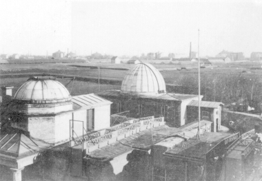 Blick vom Dach des Westflügels der Sternwarte nach Südosten. Links: Ostkuppel des Hauptgebäudes, Im Vordergrund: Dach des Meridiansaales, Mitte: Refraktorgebäude, im Hintergrund die Ziegeleien und das Gaswerk am Kirchstein. Die Aufnahme entstand um 1900. Schon wenige Jahre später war die Sternwarte von Häusern eingeschlossen.