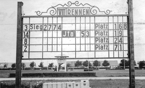 Anzeigentafel am 10. Juli 1948, »Sommerpreis der Amateure«, 2500 Meter Entscheidungslauf, © Archiv des Trabrennvereins Daglfing. Sieger: »Floretto«, ein sechsjähriger Hengst (Calumet Bastle-Flittergold), Fahrer und Besitzer: K. Sterr, Gestüt Marienthal. Die weiteren Platzierungen: »Küchlbua« (S. Ertlmeier), »Lisette« (J. Hörmann), »Ottomar« (A. Keller).