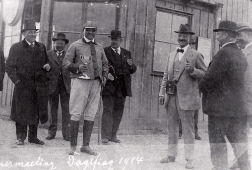Sommermeeting auf der Trabrennbahn in Daglfing 1914: die Offiziellen (ganz links mit Zylinder Franz Burgauer) vor dem Zielrichterhaus, © Scan aus: Karl, Willibald (Hg.): Dörfer auf dem Ziegelland, 2002, S. 129.
