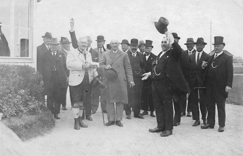 Jubiläumsamateurfahren 1927: Xaver Terofal (in Tracht), Prinzipal des Schlierseer Bauerntheaters, gewinnt mit »Alpenglühen«. Im Vordergund den Zylinder schwenkend Franz Burgauer, © Scan aus: Karl, Willibald (Hg.): Dörfer auf dem Ziegelland, 2002, S.13ß.