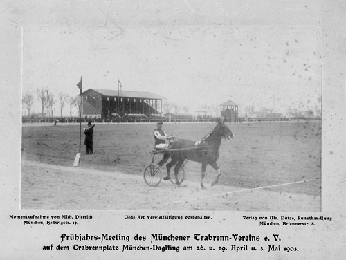 Frühjahrs-Meeting des Trab-Rennvereins e.V., 26. und 29 April und 3. Mai 1903, © Archiv des Trabrennvereins Daglfing. Im Hintergrund die erste überdachte große Holztribüne und rechts davon ein Zielrichterhäuschen.