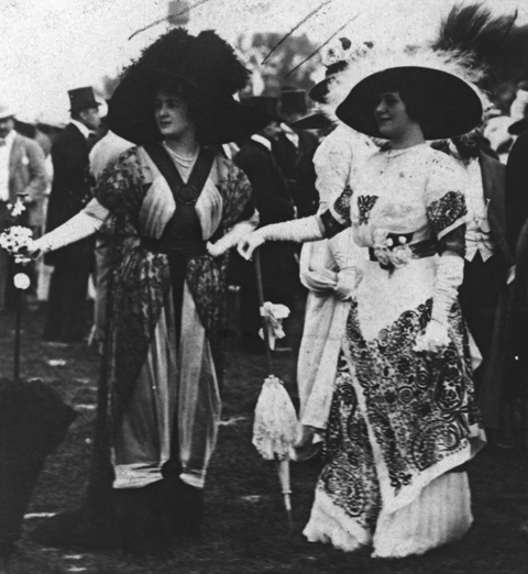 »Die schöne Adela auf dem Rennplatz Daglfing«, 1910. Quelle: Stadtarchiv München, Sammlung Valentin, Sign.: DE-1992-FS-NL-KV-1344. Link zum Stadtarchiv