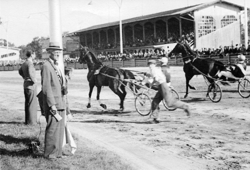 Start eines 2200-Meter-Rennens im September 1948, © Archiv des Trabrennvereins Daglfing