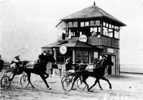 Finish nach 1000 Metern vor dem Zielrichterhaus, Trabrennbahn 1903, © Verein für Stadtteilkultur im Münchner Nordosten e.V.