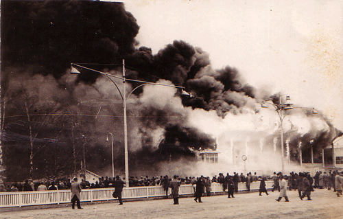 Brand der hölzernen Haupttribüne in Daglfing am 3. April 1938, © Archiv des Trabrennvereins Daglfing