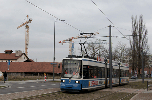 Der weiß-blaue Wagen 2120 auf Höhe der ab Fahrplanwechsel aufgehobenen Bushaltestelle Salzsenderweg auf einer Probefahrt im Herbst 2011. Im Hintergrund befindet sich noch eine der für den Stadtbezirk Bogenhausen typischen Ziegelei, © Frederik Buchleitner