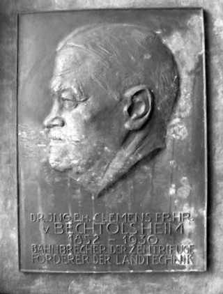 Von der Technischen Universität München in Auftrag gegebene, von Hanns Goebl ausgeführte und im Gebäude der TU München ausgestellte Bronzetafel zur Ehrung von Dr. Clemens von Bechtolsheim, jetzt Familienarchiv.