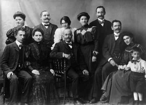 Eisabeth Braun (stehend, mit weißer Bluse) im Kreis ihrer Familie, um 1905. Rechts neben ihr Stiefmutter Rosa Braun, vor ihr sitzt der Vater Julius Braun. (Foto privat)