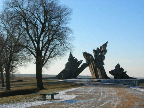 die Stelle zur Erinnerung an die 30.000 in Fort IX in Kaunas ermordeten Juden, errichtet 1991. Davor wurde die Gedenktafel der Landeshauptstadt München am Boden errichtet. Quelle: privat.