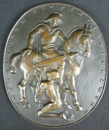 »Der heilige Martin mit Bettler«, Bronzerelief von Theodor Georgii, beschriftet mit »Bayrisches Studentenhilfswerk«,1949.