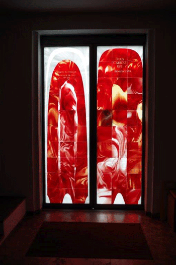 Glasportal an der Westseite von Heilig Blut in Bogenhausen hpt © Verein für Stadtteilkultur im Münchner Nordosten e.V., 2021