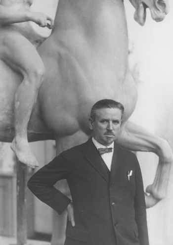 Prof. Hermann Hahn vor dem Modell seines Bronzewerkes »Der junge Reiter« (entstanden: 1908, Standort: Hamburg, Kunsthalle), Fotografie um 1910, © Stadtarchiv München, Sign. DE-1992-FS-PER-H-0064-01