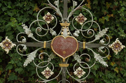 Das Grab von Wilhelm Hausenstein am Bogenhauser Friedhof. hpt©Verein für Stadttelkultur im Münchner Nordosten e.V., 2020.