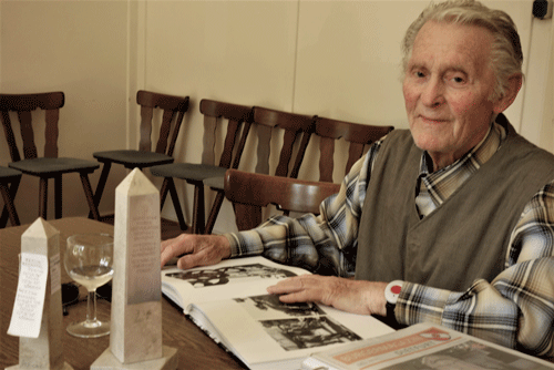 Martin Hierl besucht das »FÖHRING HAUS 1« am 10. Juli 2020. Vor ihm ein Modell des Obelisken, den er für seine Heimatstadt Dietfurt geschaffen hat. hpt©Verein für Stadtteilkultur im Münchner Nordosten e.V.