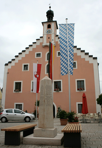 Im September 2004 wurde in Dietfurt an der Rathaus-Ostseite ein von Martin Hierl geschaffener Obelisk zur Erinnerung an die Erhebung Dietfurts zum Markt vor 700 Jahren aufgestellt. © Mit freundlicher Genehmigung des Marktes Dietfurt.