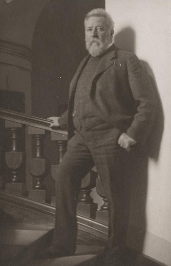 Prof. Adolf von Hildebrand in seiner Villa in Bogenhausen, Fotografie um 1905. © Stadtarchiv München, Sign. DE-1992-FS-PER-H-0424-01.
